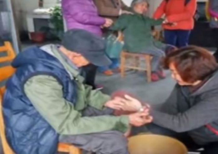 老婆让我妈死在养老院,现在又要接岳母来养老,结果让她后悔了