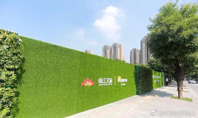 这明明是网红拍照墙,哪里是工地围挡