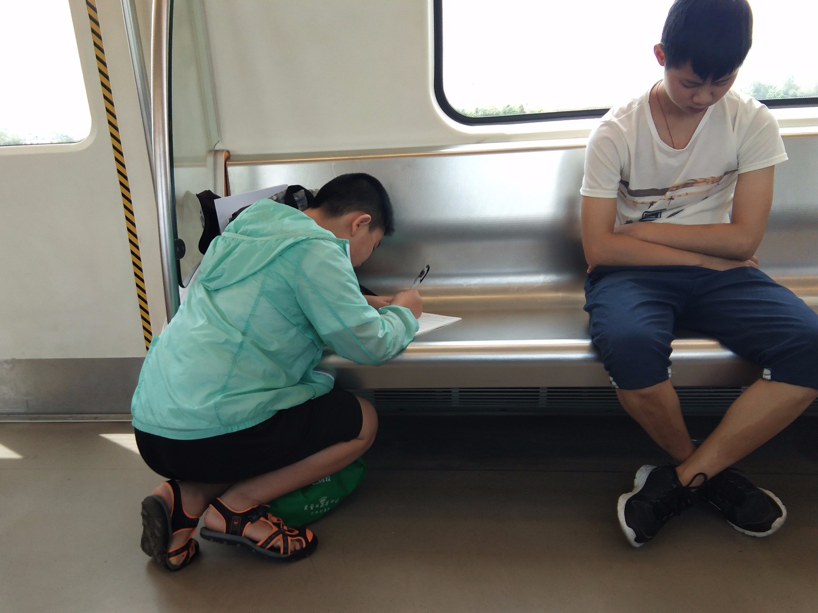 暑假“余额”已不足 孩子们公交地铁花式赶作业