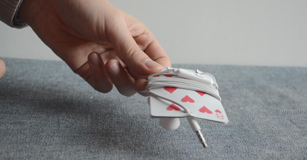 玩旧的扑克牌别扔了, 简单剪几刀, 改造成耳机收