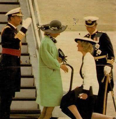 戴安娜王妃教科书般的标准屈膝礼:不过有一次