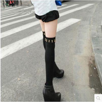 街拍: 两个穿丝袜的美女, 小个子美女的过膝袜其实更吸引眼球