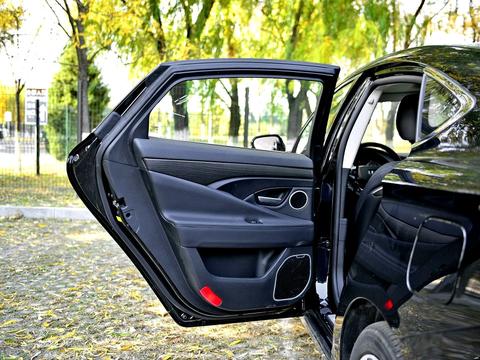 比凯美瑞大一圈，全景天窗配6AT，这B级车只卖12万！