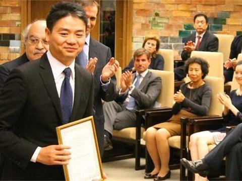 曾经被前妻抛弃的穷小子，如今身价500亿豪车众多，连马云都佩服