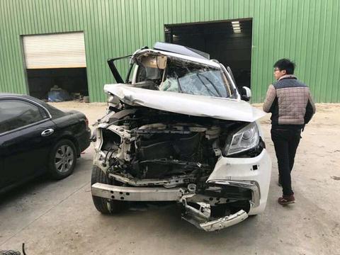 偶遇“重伤”的哈弗H9，网友：这是遇到坦克了？