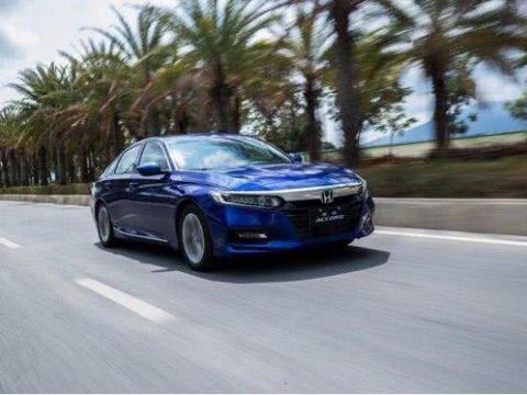 两款最强日系B级车巅峰对决！谁才是国人最爱？迈腾看着不说话