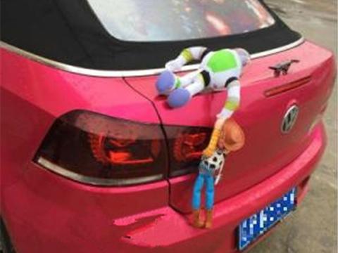 街头偶遇几辆大众车，车顶不仅有“蜘蛛侠”，还有这么多玩意！