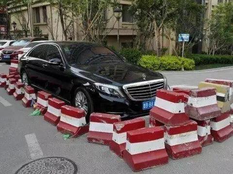 又是悲催的故事，开奔驰S级就可以乱停车？