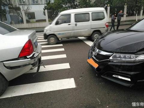 马自达睿翼追尾本田思铂睿，车主：这差距太大了，修好后直接卖车