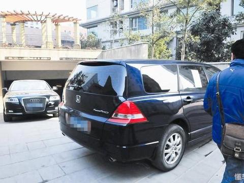 车被堵还联系不上车主?记住这两个办法,轻松解