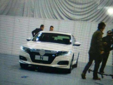 国内首台雅阁正式亮相, 搭2.0T+10AT同级无敌, 还要什么凯美瑞