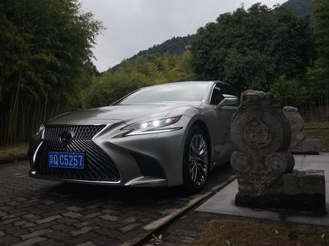 过减速带没感觉的车有2台，一台是奔驰S级，另一台就是它。