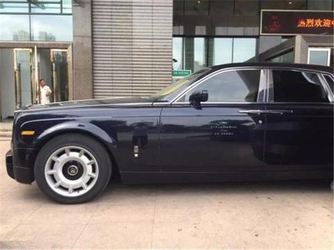 山西出租车撞800万劳斯莱斯，看到对方车牌时，司机说不出话