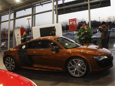 浙江这辆200万奥迪R8，开到哪都是焦点，只因车牌比88888霸气！