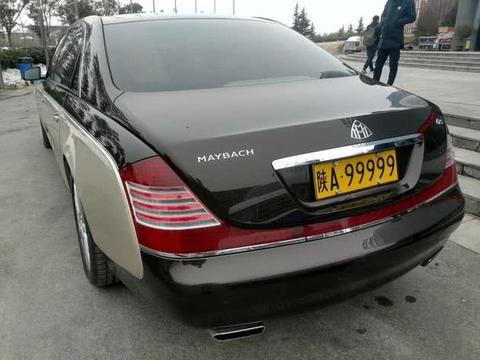 陕西最大号车牌，曾挂哈弗，今挂迈巴赫，车主还有辆5连号幻影