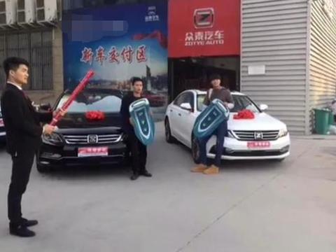 小伙15万怒提众泰，提车仪式隆重，销售：这个月终于卖出去两辆