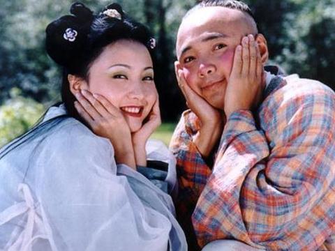 这位“双十亿”导演，出门不开千万豪车，却独爱两轮电动车
