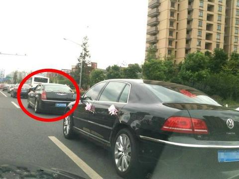 豪华婚车队，百万帕萨特放第二，30万劳斯莱斯放第一