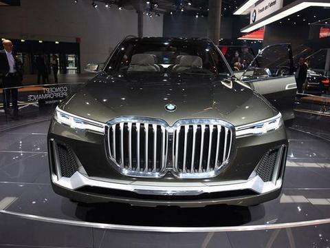 宝马X7终于“够大”了！5米4车身辗压奔驰大G，路虎揽胜黯然失色