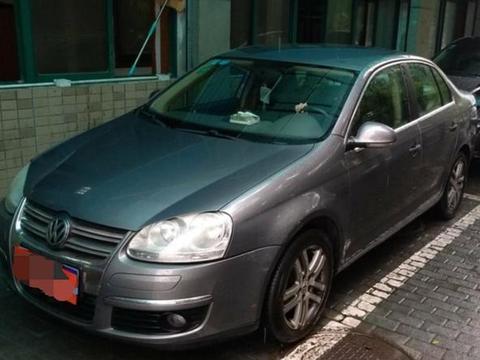 花2万6买辆大众速腾代步，每次开回小区，保安就知道是我回来了