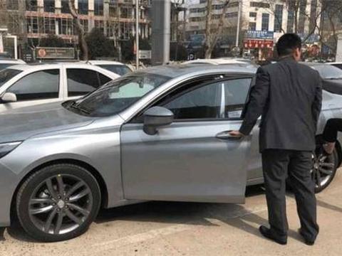 山东一妙龄女子首提红旗H5，前脸酷似超跑，内饰不输百万奔驰！