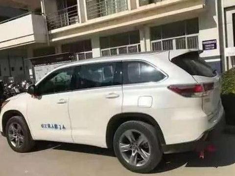 新提汉兰达被强行喷字，车主问凭啥，车管所的解释你们自个信吗