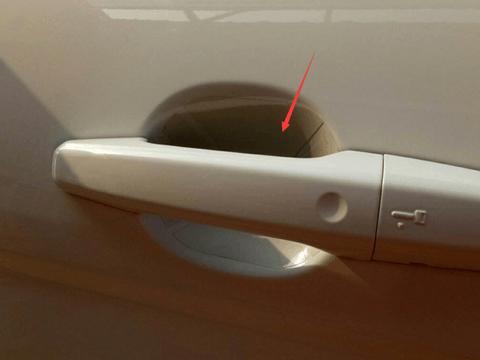 坐别人的车最尴尬的一件事，不是不会调座椅而是连门都打不开