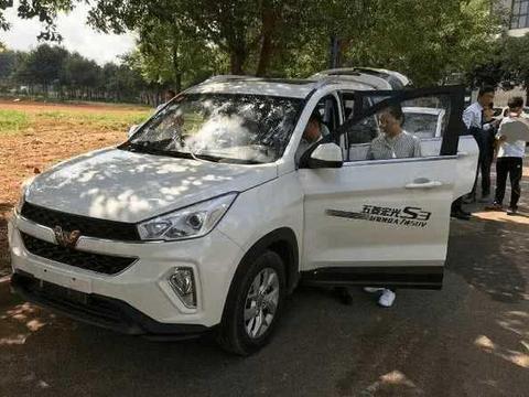 五菱宏光S3直面吉利哈弗，放话都别活了，大七座售价这么便宜