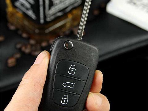 湖南一辆12万现代SUV遭宝骏追尾，宝骏气囊未弹开，4S店这么回