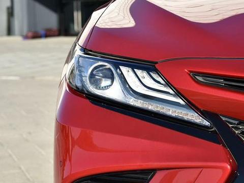 标配LED大灯和天窗，2.5L+8AT，雅阁视它为最大对手！