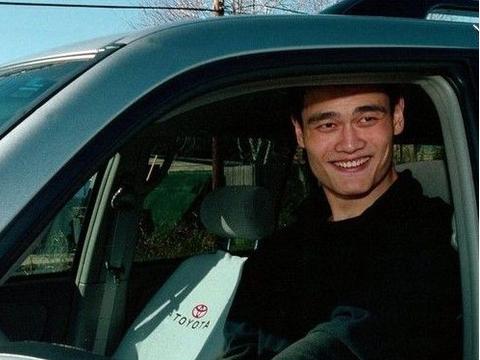 姚明的车才是车中之王，内饰富丽堂皇如宫殿，迈巴赫都比不上！