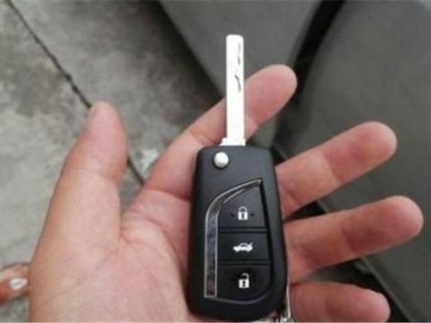 福建一辆15万日系车遭宝马追尾，车门直接被卸下，车主脸都挂不住