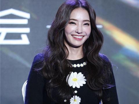 点击率最高女演员，美过范冰冰，却瞧不起男星，今开保时捷成这般