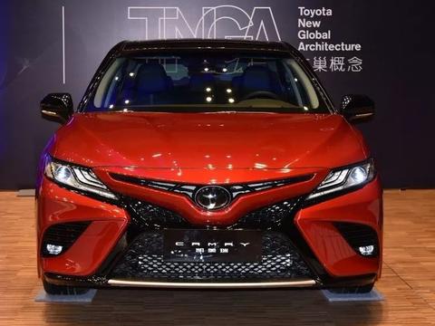 2018款凯美瑞宣传运动性很强，但是排气管有两根是装饰！