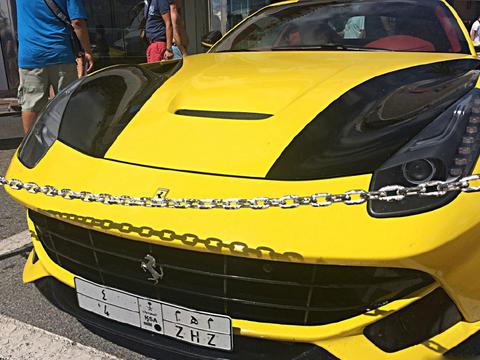 黄配黑法拉利F12berlinetta