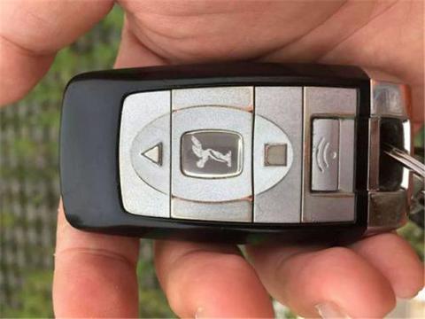 江西一辆500万劳斯莱斯遭迈巴赫追尾，车主下车一看，松了一口气