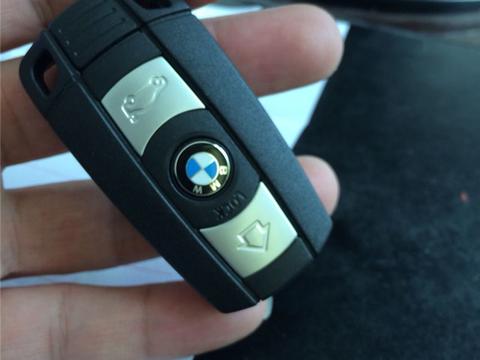 安徽一辆30万宝马X1遭货车追尾，4S店报修价格，令车主无奈！