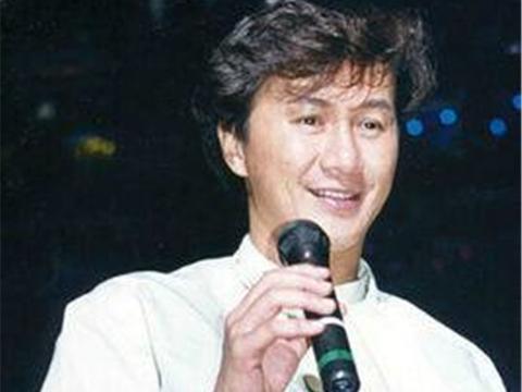 被谭咏麟称为“粤语歌神”，名气不输成龙，今开保时捷却遭遗忘！