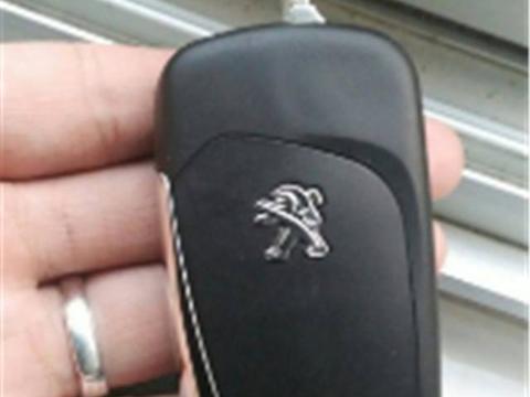 海南一辆标致308遭追尾，车主下车一看，坦言：质量不行啊！