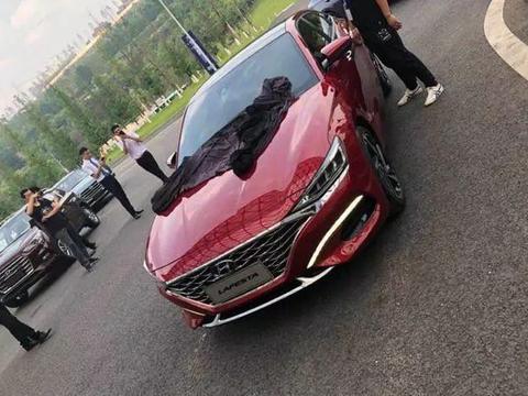 现代轿跑实车亮相，颜值时尚，内饰上档次，15万左右能火吗？