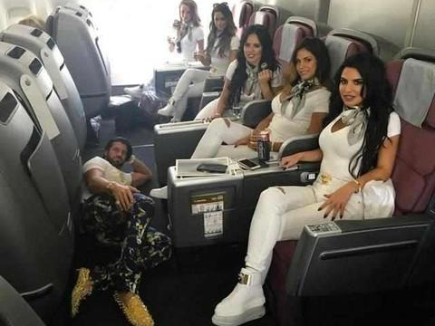 他是最喜欢炫富的亿万富豪, 出国游玩必带“后宫团”名下豪车无数