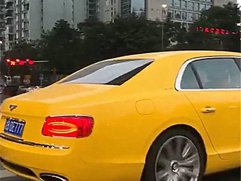 四川街头偶遇一辆400万宾利,看到车牌时,立马拿起手机拍照!!