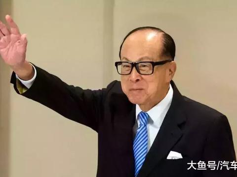 身家千亿的李嘉诚座驾曝光 , 自己坐宝马7系 儿子竟开丰田佳美?