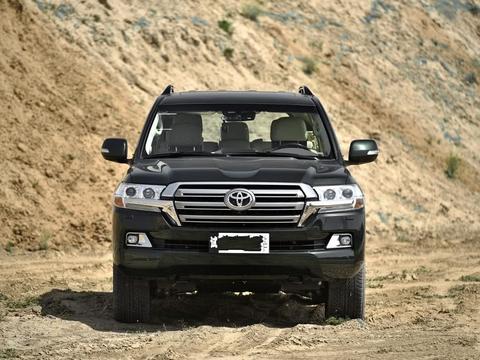 车重2.6吨，车长5.1米，外观硬汉吊打揽胜，配4.0L＋V6，77万起