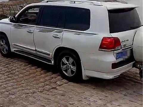 50万买丰田霸道，车主不用来越野却用来这么干！网友：有钱任性