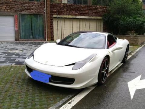 小伙花一个月工资租辆法拉利458，开回家中朋友们也纷纷跟着沾光