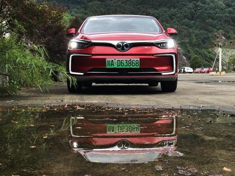 等速续航570公里，旋钮换挡配置丰富到没对手，纯电动车7.9万起售