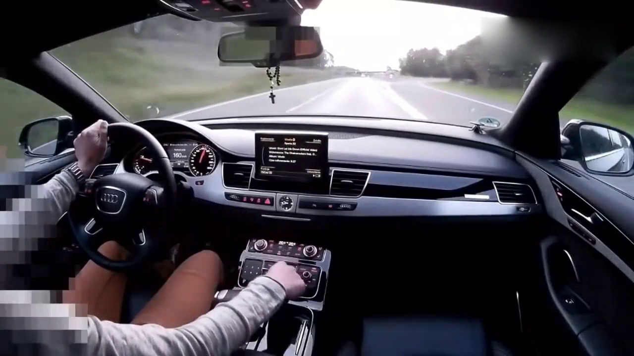 奥迪A7高速上遇超级跑车，土豪一怒一脚油门踩到底！