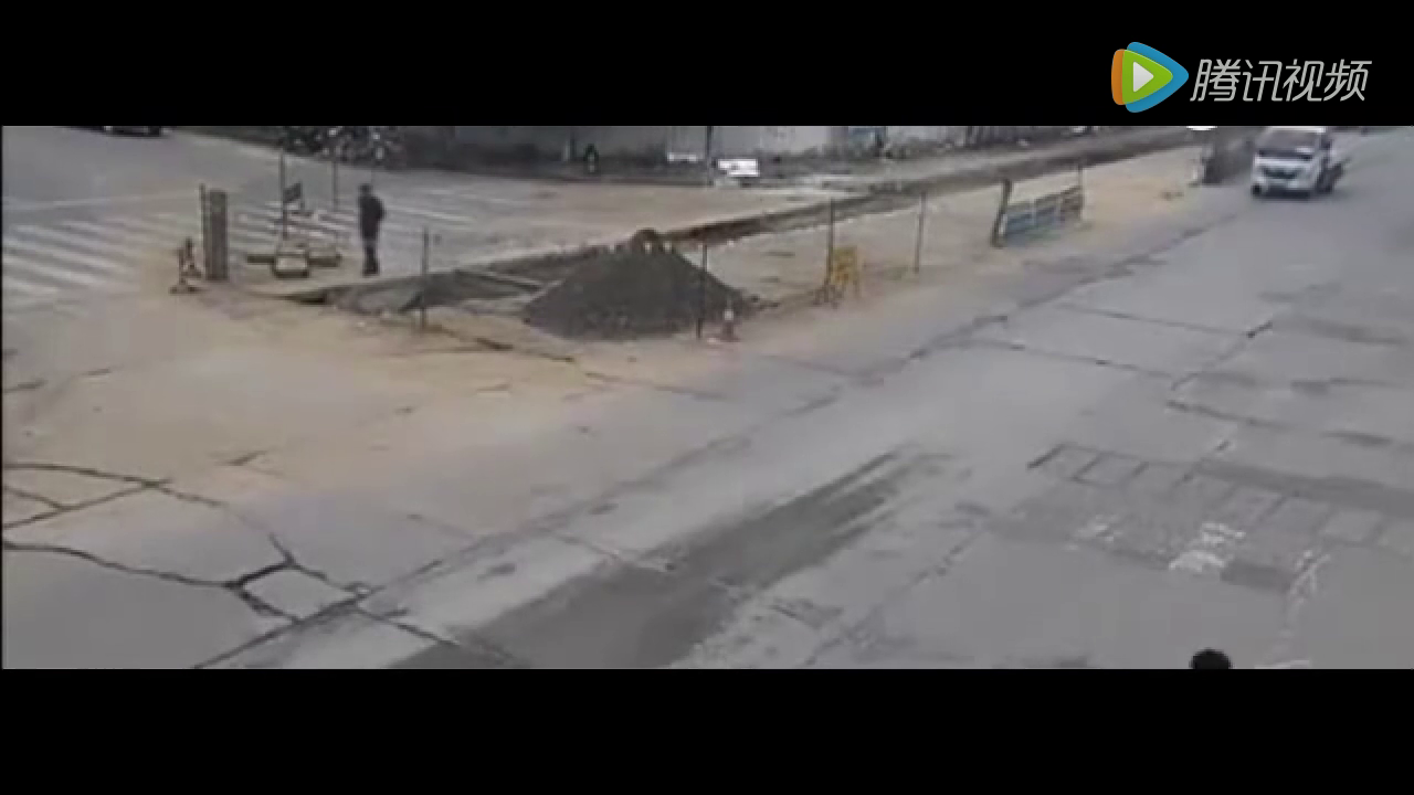 骑电动车男子真命大 水泥罐车车轮底下死里逃生