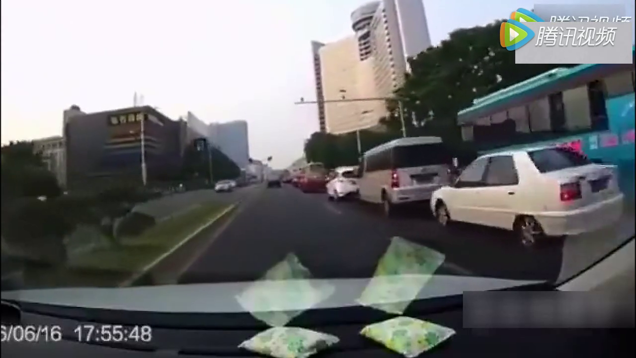 骑电动车的一定要看看，别一出事儿就说是开车的全责！